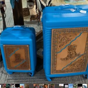 Suitcase set
Large luggage and carry-on 
Western, design